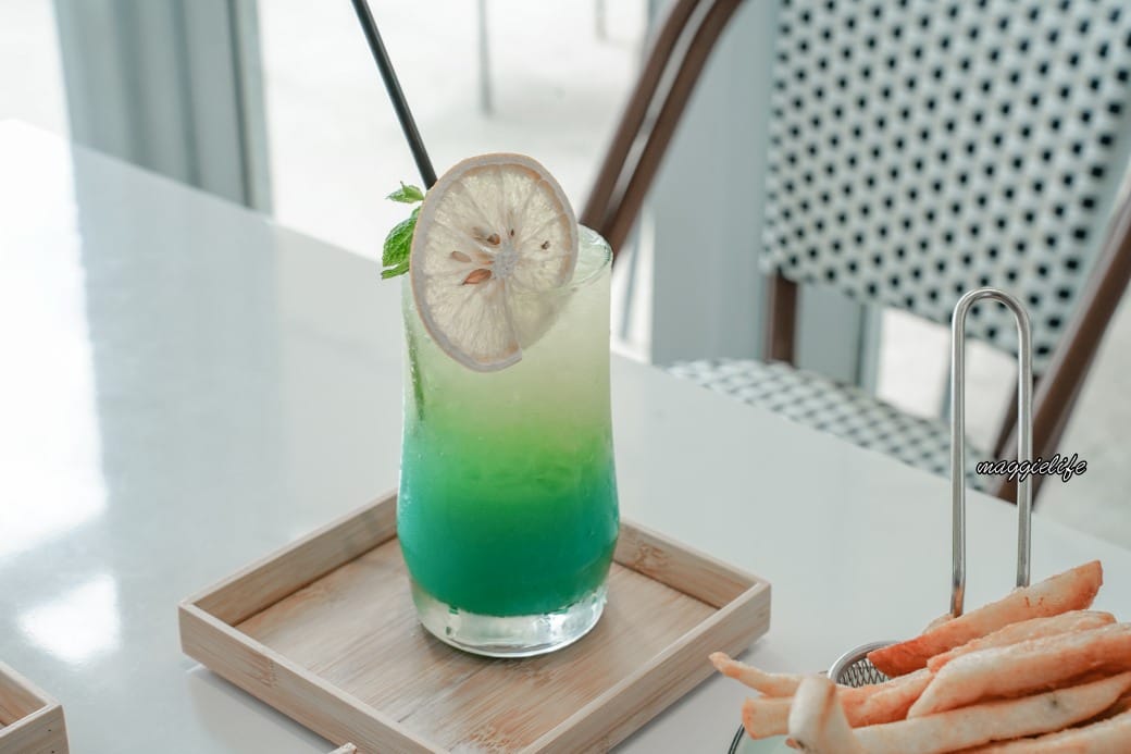 宜蘭景點｜黑RURU CAFE，跟超萌笑笑羊一起喝咖啡，還可以餵笑笑羊，超可愛的，菜單