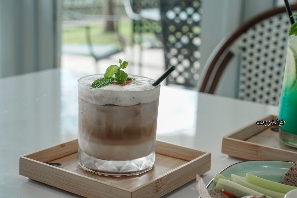 宜蘭景點｜黑RURU CAFE，跟超萌笑笑羊一起喝咖啡，還可以餵笑笑羊，超可愛的，菜單