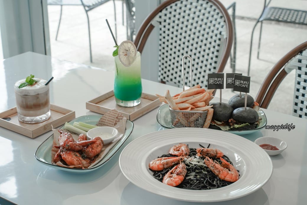 宜蘭景點｜黑RURU CAFE，跟超萌笑笑羊一起喝咖啡，還可以餵笑笑羊，超可愛的，菜單