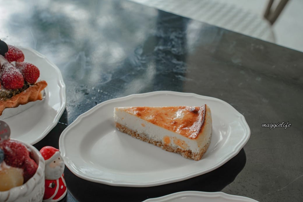 宜蘭景點｜黑RURU CAFE，跟超萌笑笑羊一起喝咖啡，還可以餵笑笑羊，超可愛的，菜單