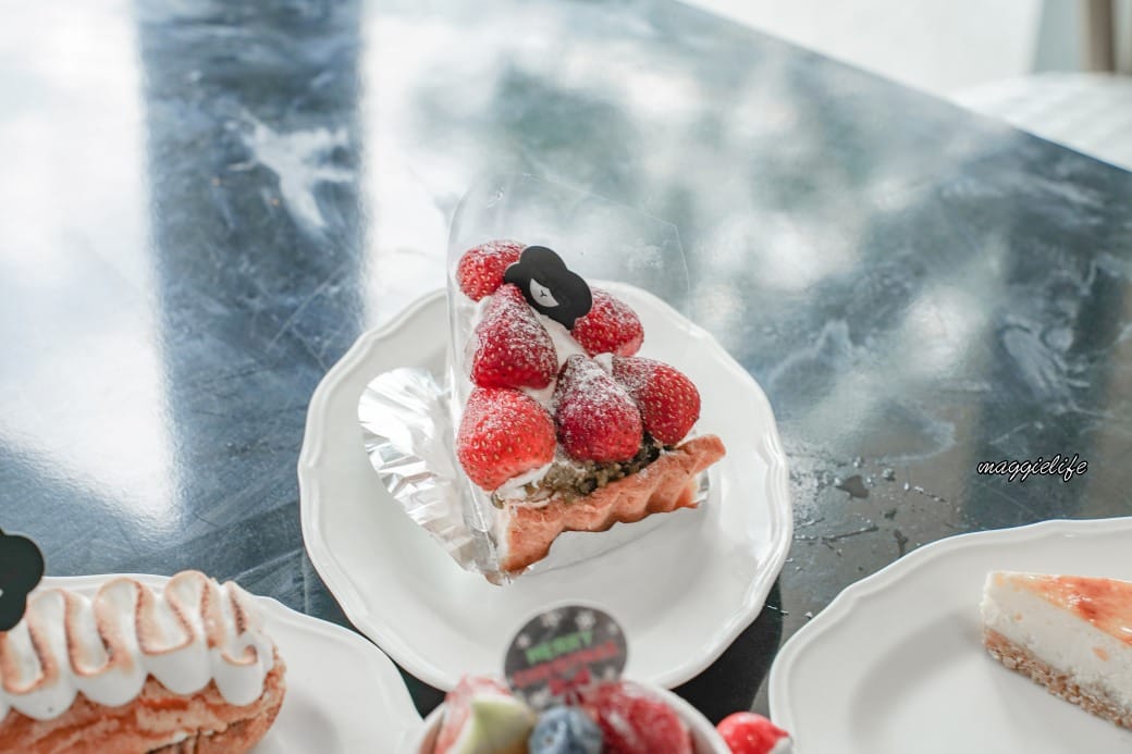 宜蘭景點｜黑RURU CAFE，跟超萌笑笑羊一起喝咖啡，還可以餵笑笑羊，超可愛的，菜單