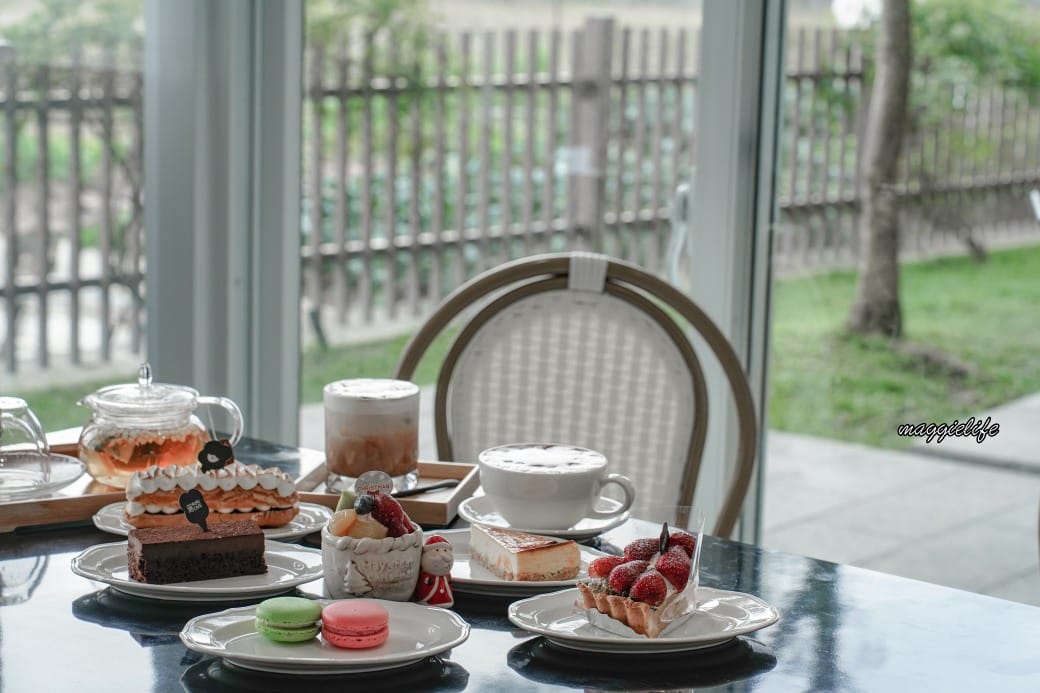 宜蘭景點｜黑RURU CAFE，跟超萌笑笑羊一起喝咖啡，還可以餵笑笑羊，超可愛的，菜單