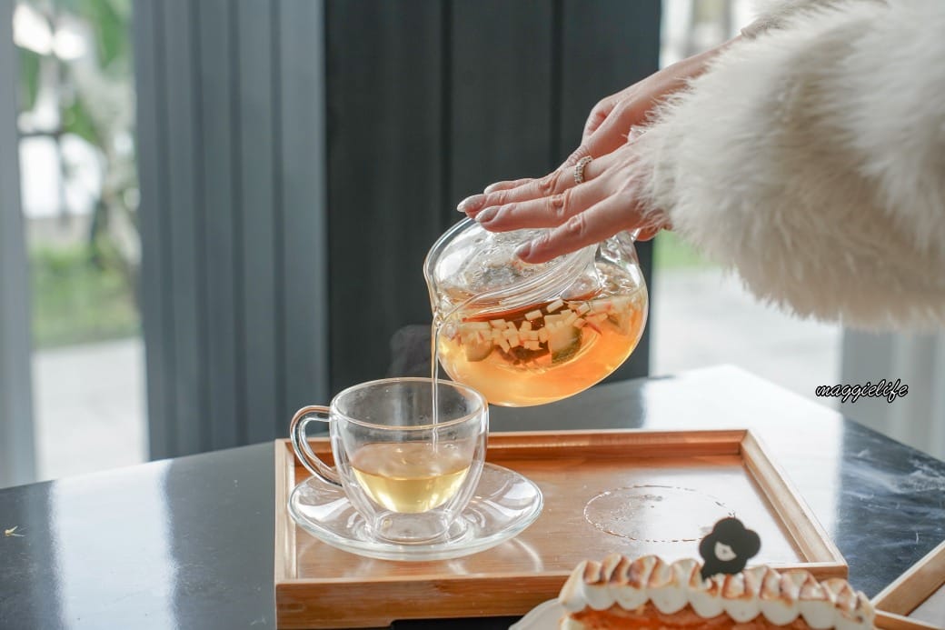 宜蘭景點｜黑RURU CAFE，跟超萌笑笑羊一起喝咖啡，還可以餵笑笑羊，超可愛的，菜單