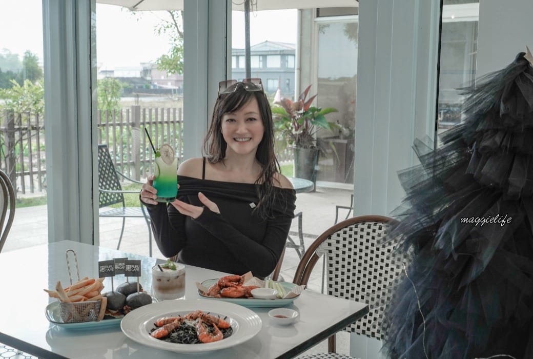 宜蘭景點｜黑RURU CAFE，跟超萌笑笑羊一起喝咖啡，還可以餵笑笑羊，超可愛的，菜單