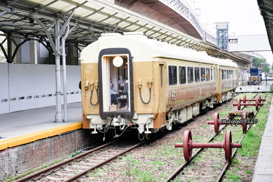 台中咖啡｜Mamonaku Cafe把自強號火車變成咖啡廳拉，火車月台上的復古主題咖啡廳