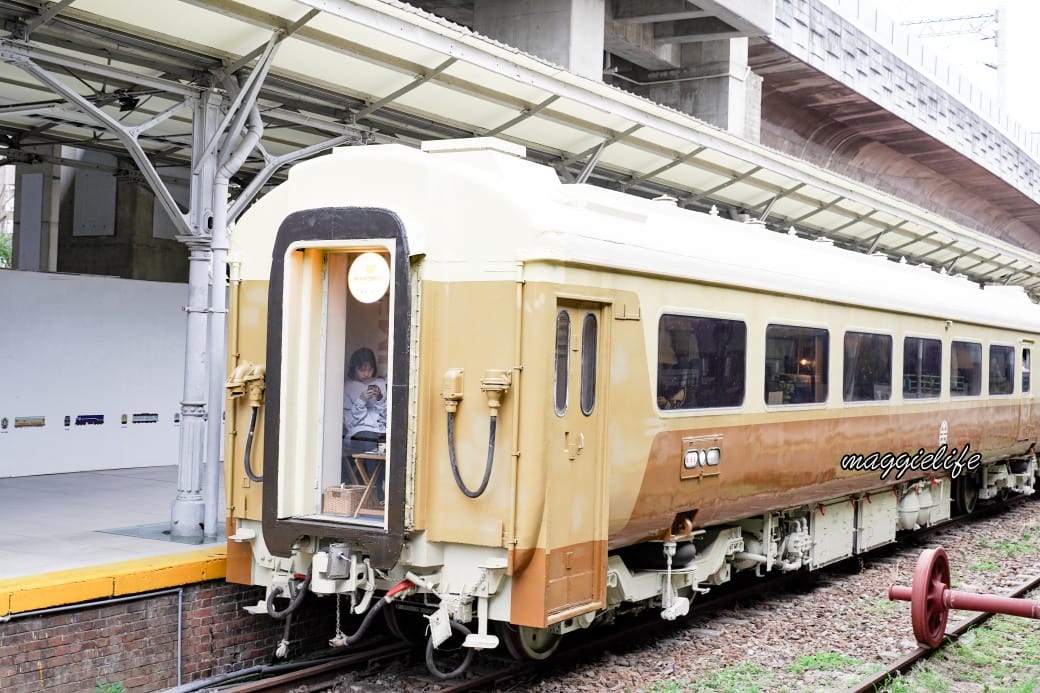台中咖啡|Mamonaku Cafe把自強號火車變成咖啡廳拉,火車月台上的復古主題咖啡廳 - 第2張圖 台中咖啡|Mamonaku Cafe把自強號火車變成咖啡廳拉,火車月台上的復古主題咖啡廳