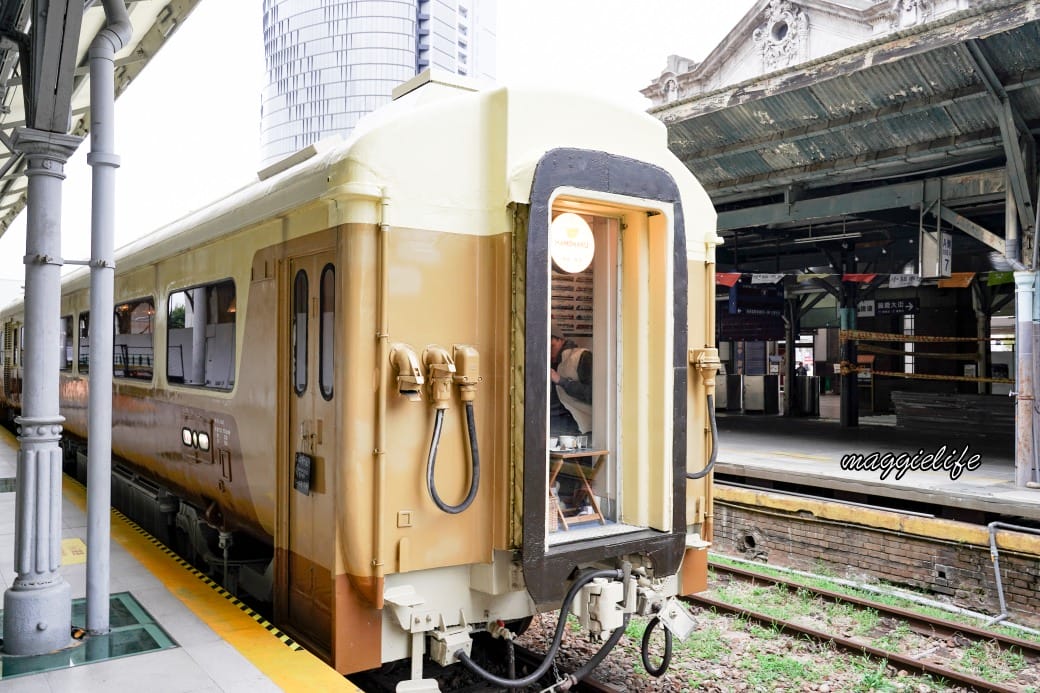 台中咖啡｜Mamonaku Cafe把自強號火車變成咖啡廳拉，火車月台上的復古主題咖啡廳