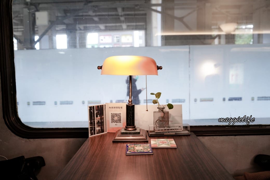 台中咖啡|Mamonaku Cafe把自強號火車變成咖啡廳拉,火車月台上的復古主題咖啡廳 - 第13張圖 台中咖啡|Mamonaku Cafe把自強號火車變成咖啡廳拉,火車月台上的復古主題咖啡廳