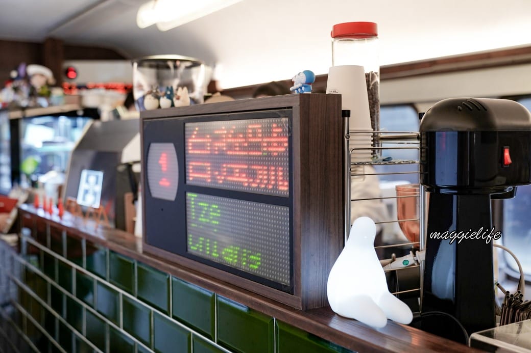 台中咖啡｜Mamonaku Cafe把自強號火車變成咖啡廳拉，火車月台上的復古主題咖啡廳