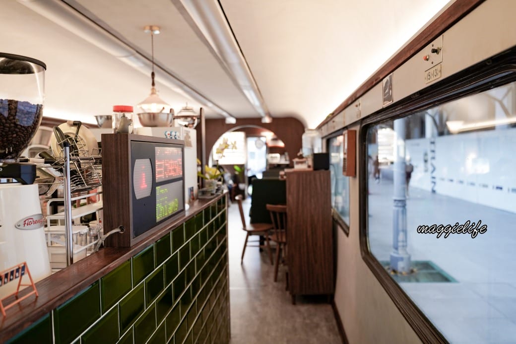 台中咖啡｜Mamonaku Cafe把自強號火車變成咖啡廳拉，火車月台上的復古主題咖啡廳