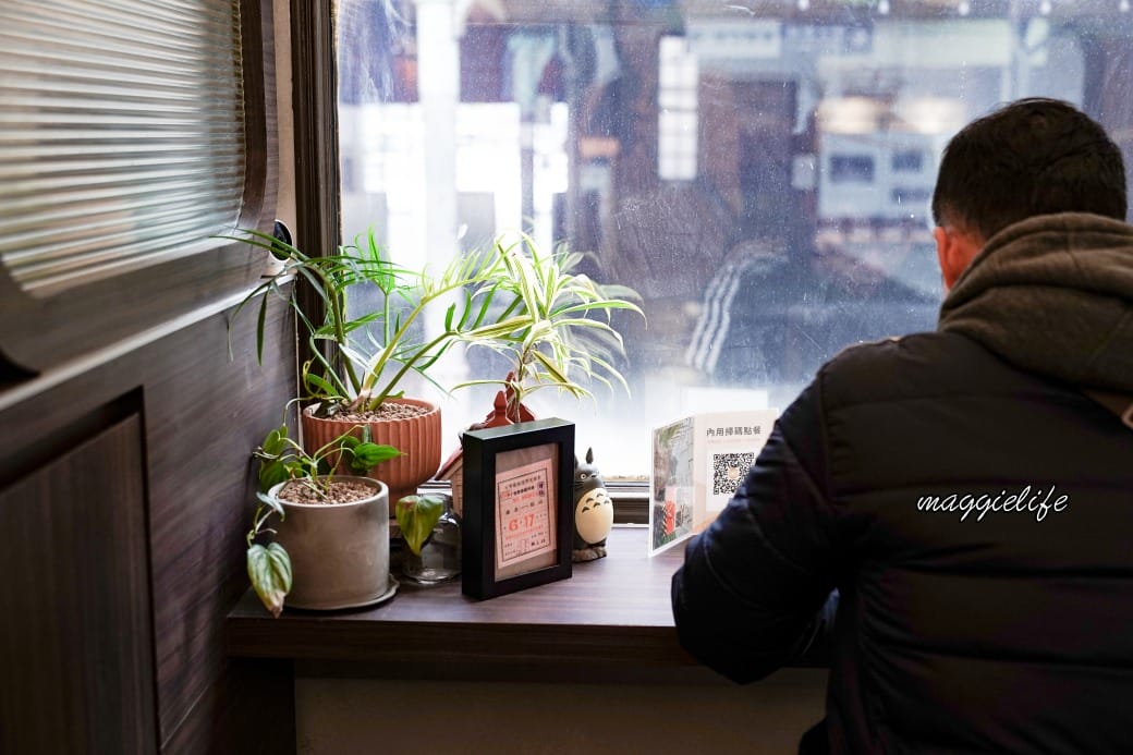 台中咖啡|Mamonaku Cafe把自強號火車變成咖啡廳拉,火車月台上的復古主題咖啡廳 - 第14張圖 台中咖啡|Mamonaku Cafe把自強號火車變成咖啡廳拉,火車月台上的復古主題咖啡廳