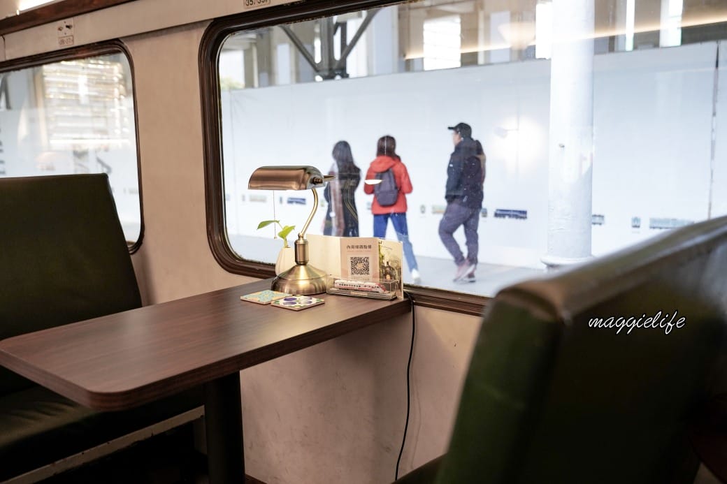 台中咖啡｜Mamonaku Cafe把自強號火車變成咖啡廳拉，火車月台上的復古主題咖啡廳
