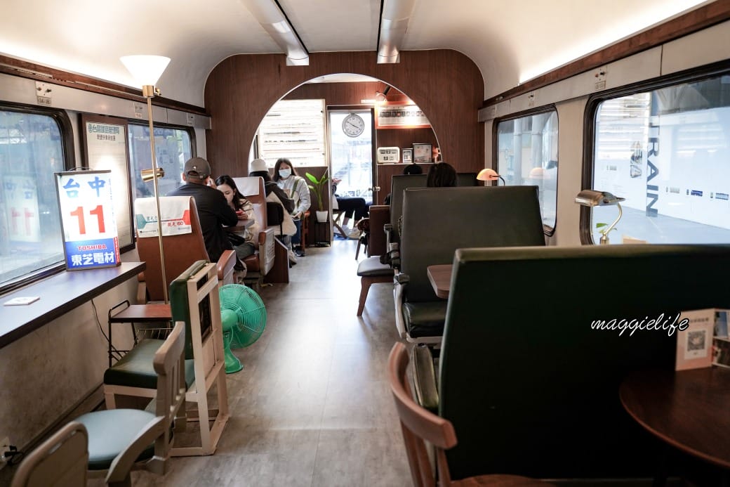台中咖啡|Mamonaku Cafe把自強號火車變成咖啡廳拉,火車月台上的復古主題咖啡廳 - 第9張圖 台中咖啡|Mamonaku Cafe把自強號火車變成咖啡廳拉,火車月台上的復古主題咖啡廳