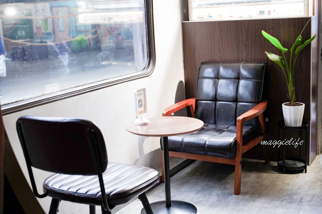 台中咖啡|Mamonaku Cafe把自強號火車變成咖啡廳拉,火車月台上的復古主題咖啡廳 - 第15張圖 台中咖啡|Mamonaku Cafe把自強號火車變成咖啡廳拉,火車月台上的復古主題咖啡廳