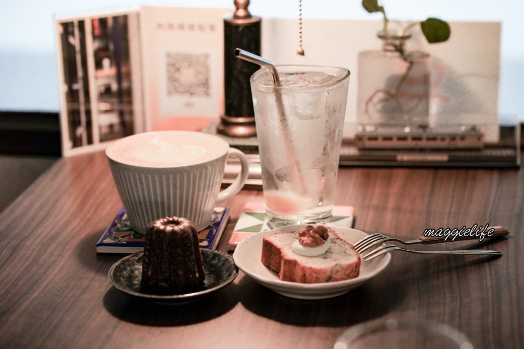 台中咖啡｜Mamonaku Cafe把自強號火車變成咖啡廳拉，火車月台上的復古主題咖啡廳