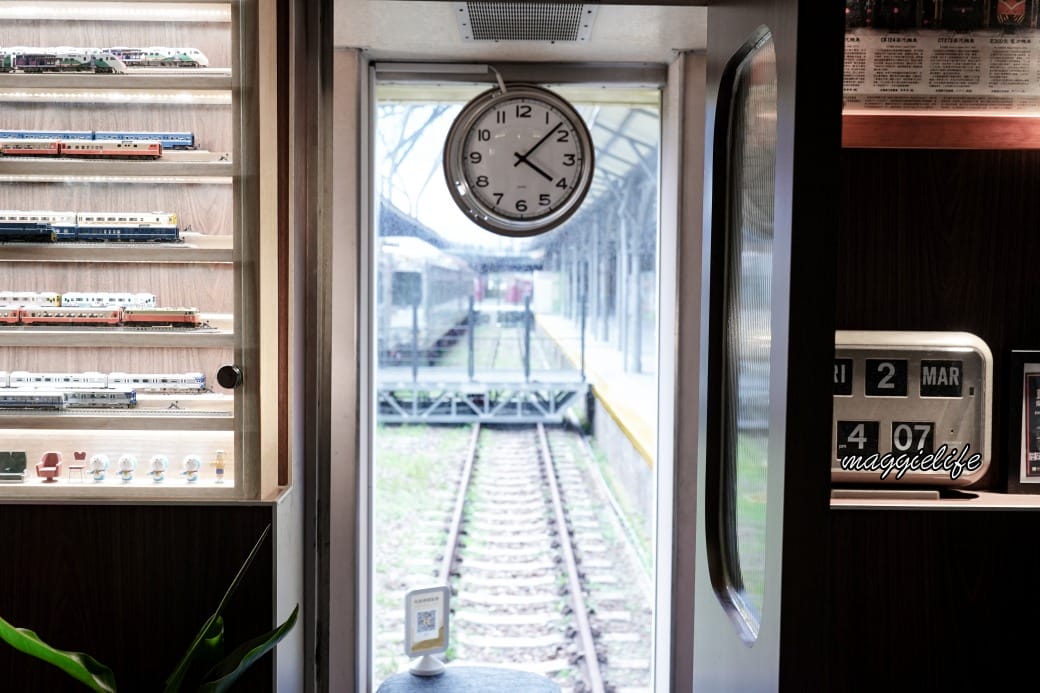 台中咖啡|Mamonaku Cafe把自強號火車變成咖啡廳拉,火車月台上的復古主題咖啡廳 - 第16張圖 台中咖啡|Mamonaku Cafe把自強號火車變成咖啡廳拉,火車月台上的復古主題咖啡廳