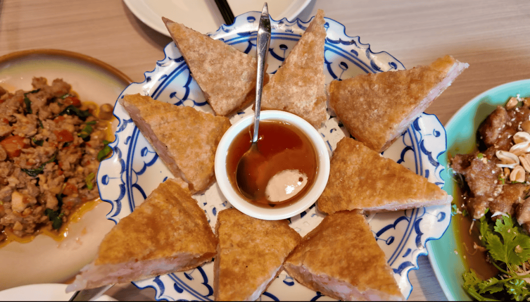 台北泰集Thai Bazaar微風信義店，泰國菜吃到飽，超厚月亮蝦餅，30道單點菜色不怕你吃，千元有找，CP值高