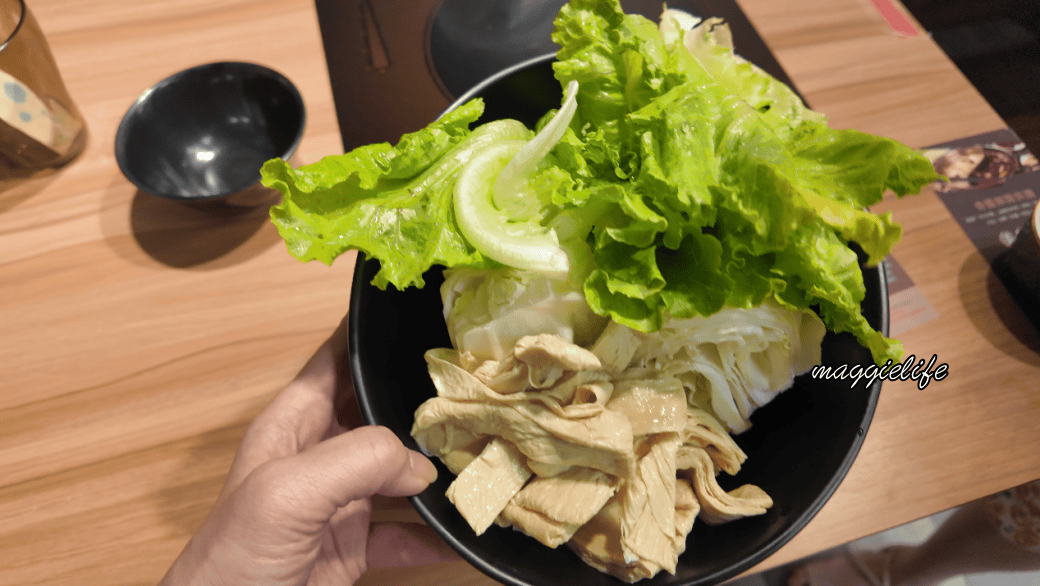 饗樂火烤兩吃鍋物｜$299起肉品跟蔬菜通通吃到飽，還可以火烤兩吃，還送和牛，超過50種食材，CP值爆炸高