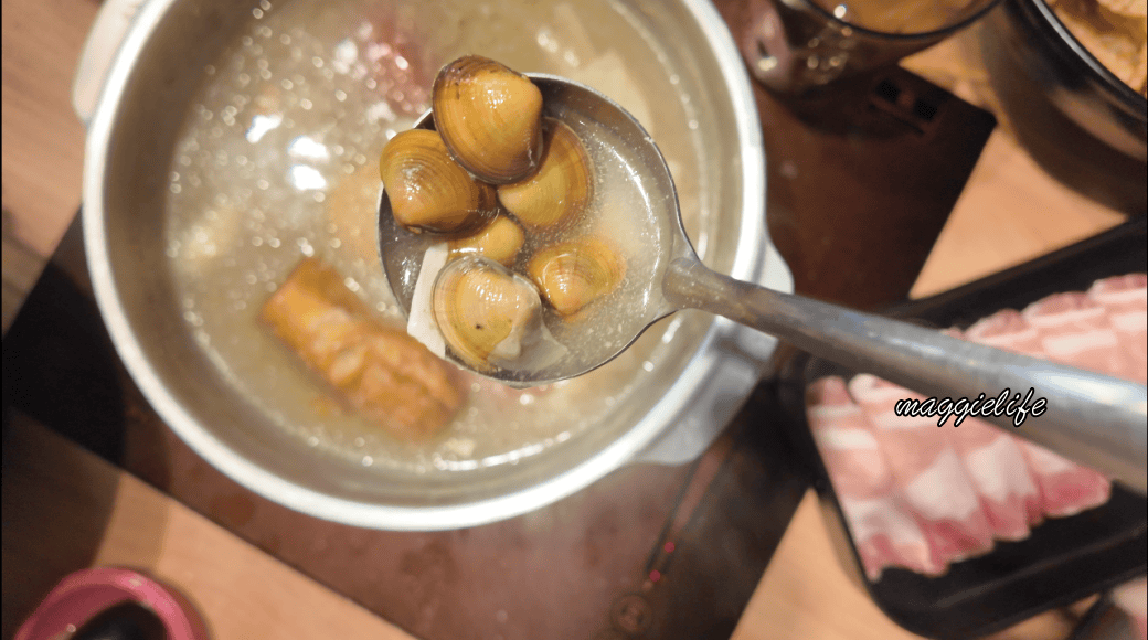 饗樂火烤兩吃鍋物｜$299起肉品跟蔬菜通通吃到飽，還可以火烤兩吃，還送和牛，超過50種食材，CP值爆炸高