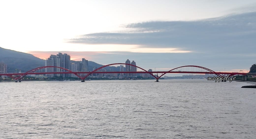 關渡碼頭貨櫃市集，河畔美景+14攤異國美食，異國風超美的