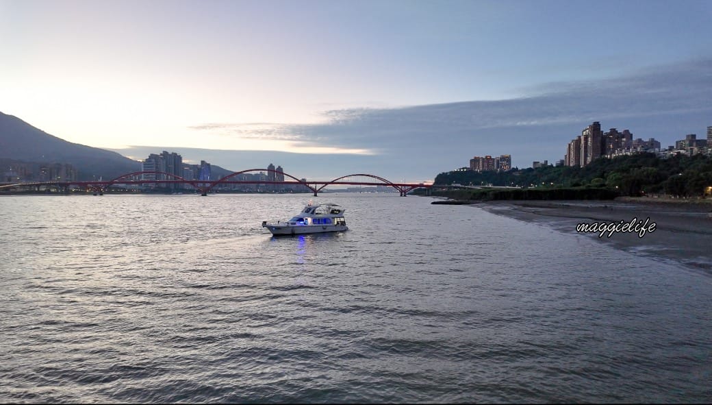 關渡碼頭貨櫃市集，河畔美景+14攤異國美食，異國風超美的