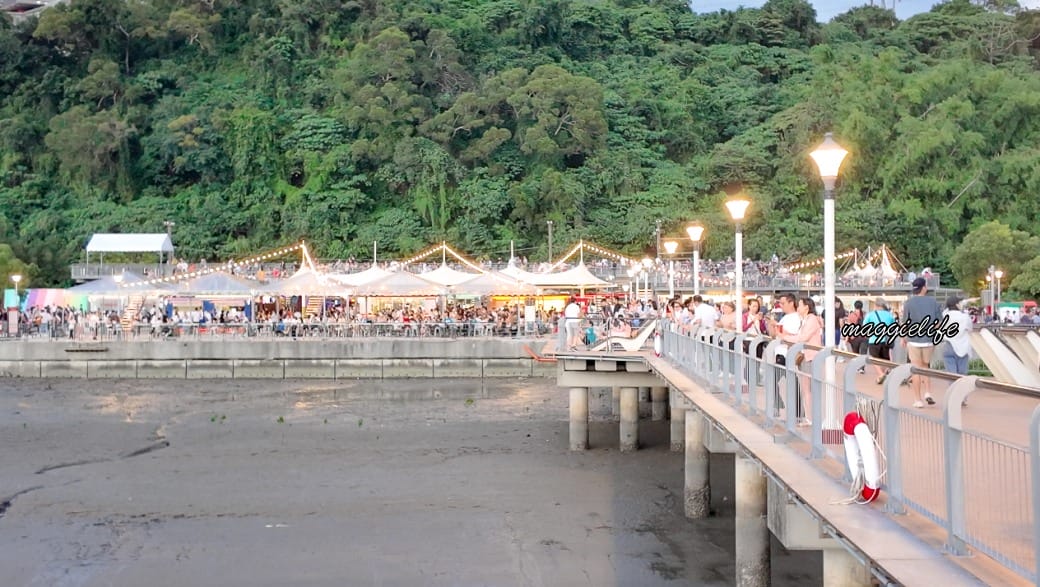 關渡碼頭貨櫃市集，河畔美景+14攤異國美食，異國風超美的