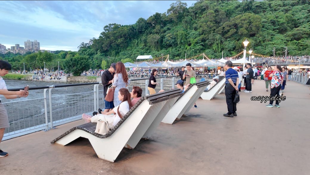 關渡碼頭貨櫃市集，河畔美景+14攤異國美食，異國風超美的