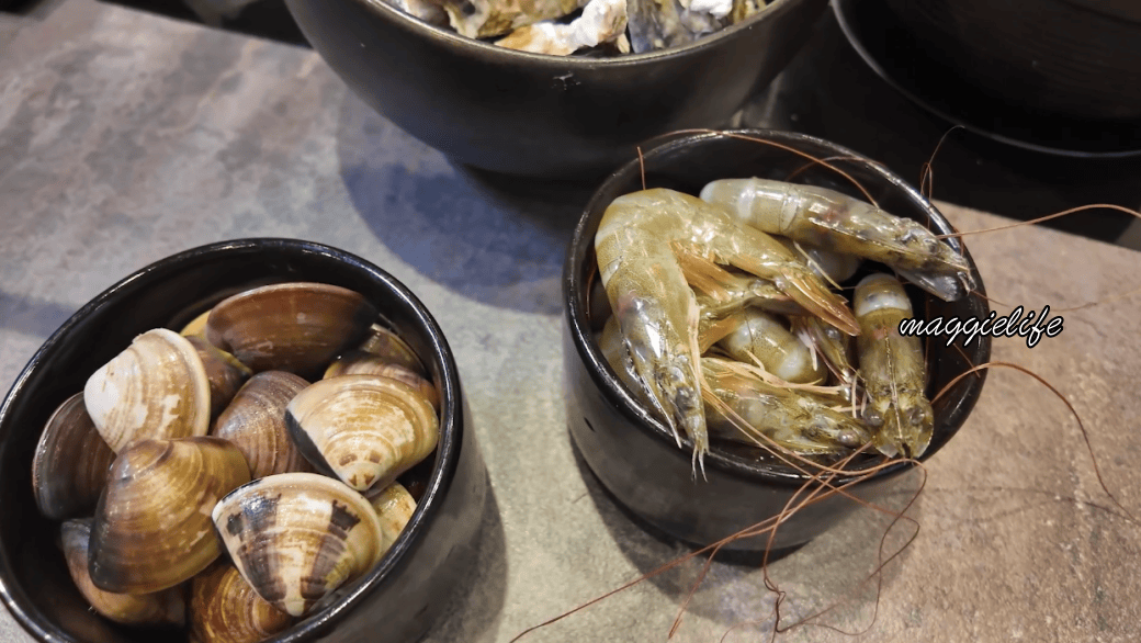 蠔串火鍋串烤店，生蠔鮮蝦蛤蜊加串烤吃到飽，林口老街美食，太划算拉