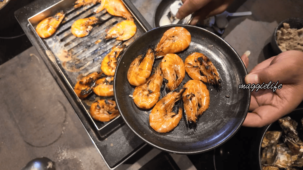 蠔串火鍋串烤店，生蠔鮮蝦蛤蜊加串烤吃到飽，林口老街美食，太划算拉