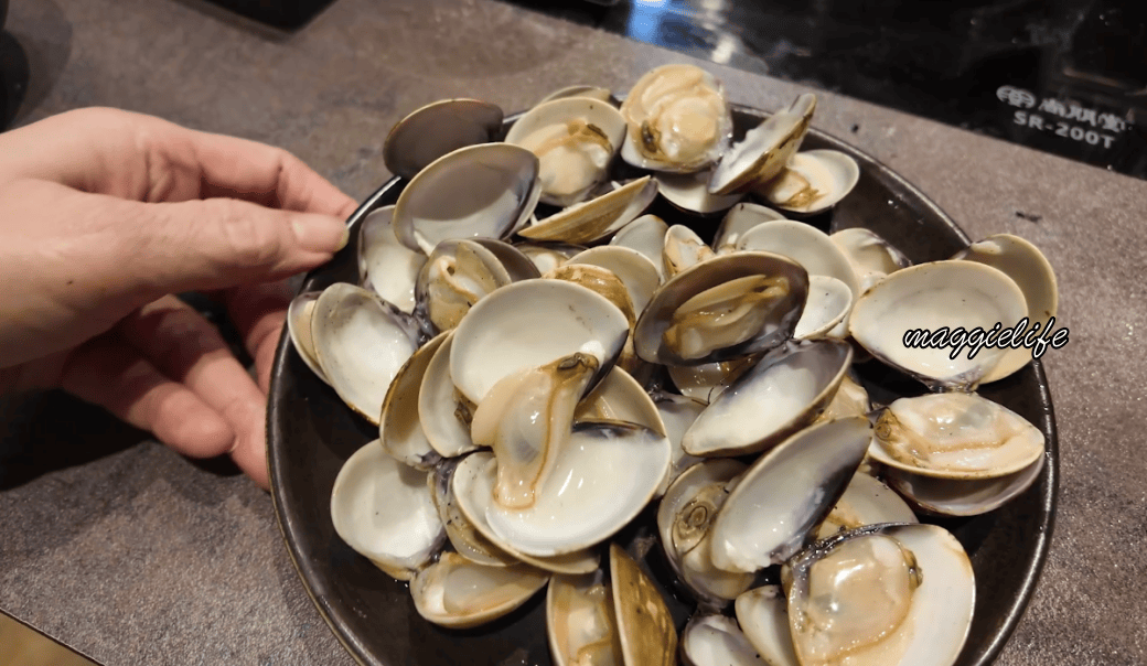 蠔串火鍋串烤店，生蠔鮮蝦蛤蜊加串烤吃到飽，林口老街美食，太划算拉