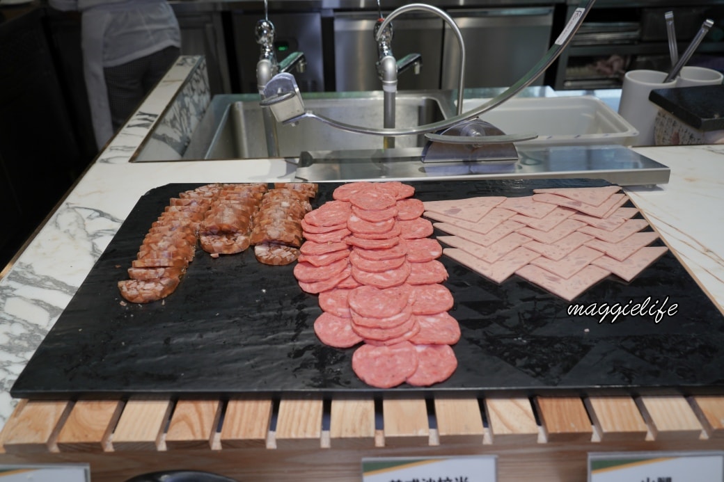 Lakeshore hotel breakfastdsc03579