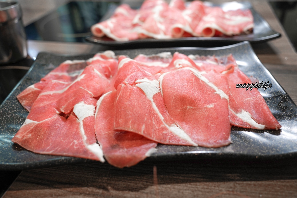 高雄玖玖香一品鍋火鍋吃到飽只要899不加服務費，就有紅蟳、花蟹、各式海鮮、和牛以及牛雞豬牛鴨通通吃到飽