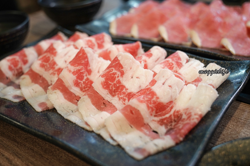 高雄玖玖香一品鍋火鍋吃到飽只要899不加服務費，就有紅蟳、花蟹、各式海鮮、和牛以及牛雞豬牛鴨通通吃到飽