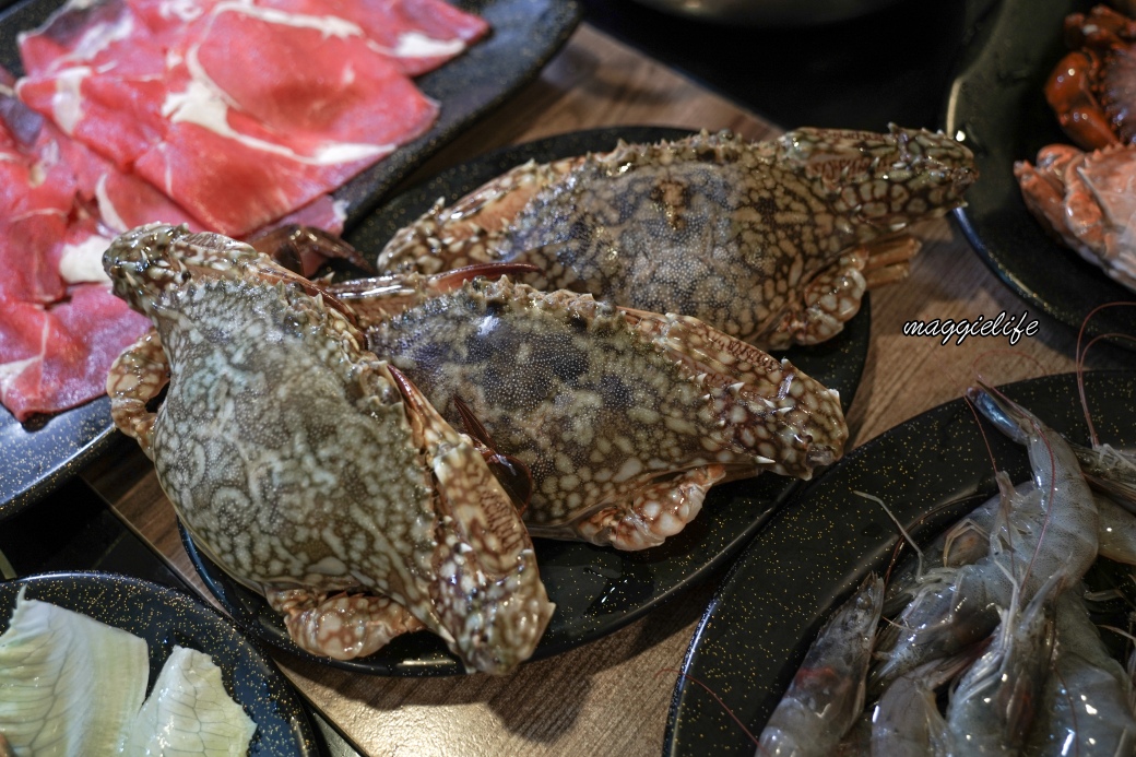 高雄玖玖香一品鍋火鍋吃到飽只要899不加服務費，就有紅蟳、花蟹、各式海鮮、和牛以及牛雞豬牛鴨通通吃到飽