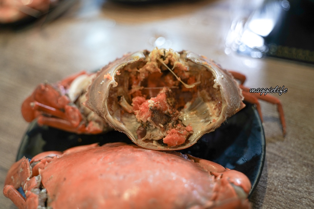 高雄玖玖香一品鍋火鍋吃到飽只要899不加服務費，就有紅蟳、花蟹、各式海鮮、和牛以及牛雞豬牛鴨通通吃到飽