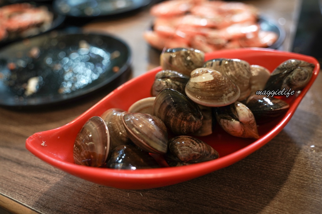 高雄玖玖香一品鍋火鍋吃到飽只要899不加服務費，就有紅蟳、花蟹、各式海鮮、和牛以及牛雞豬牛鴨通通吃到飽