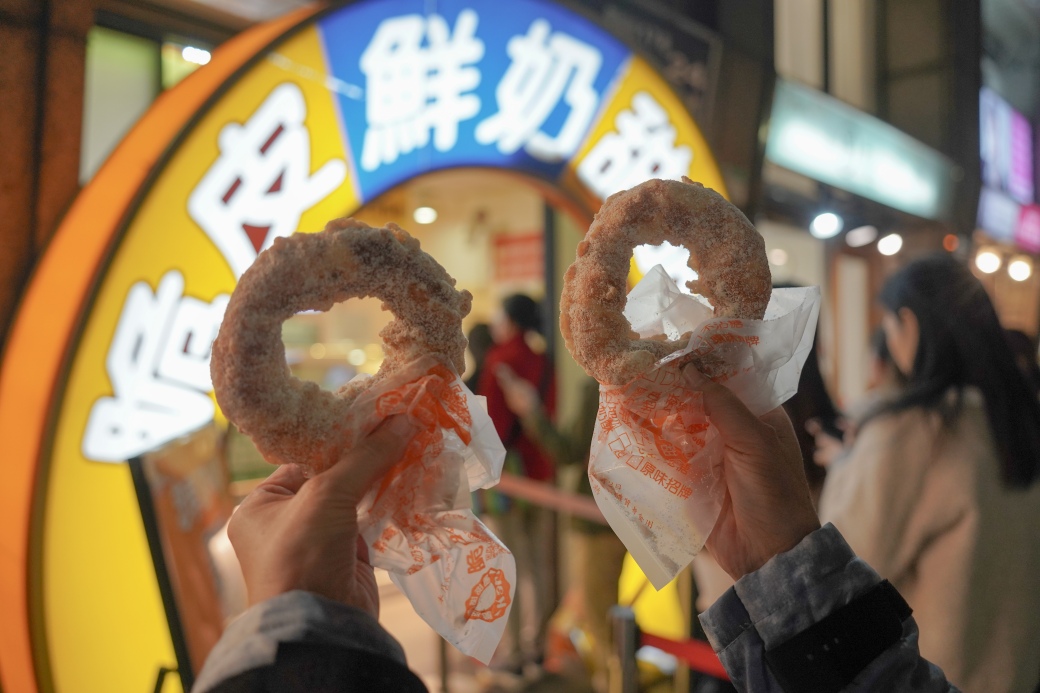 台灣人ㄟ脆皮鮮奶甜甜圈|一出爐就秒殺的甜甜圈,晴光市場商圈 - 第1張圖 台灣人ㄟ脆皮鮮奶甜甜圈|一出爐就秒殺的甜甜圈,晴光市場商圈
