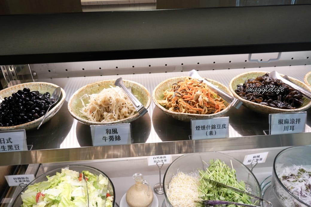 台北吃到飽｜育成蕃薯藤吃到飽還可以做公益，滷豬腳超級好吃，來支持慢飛小天使，內有影片