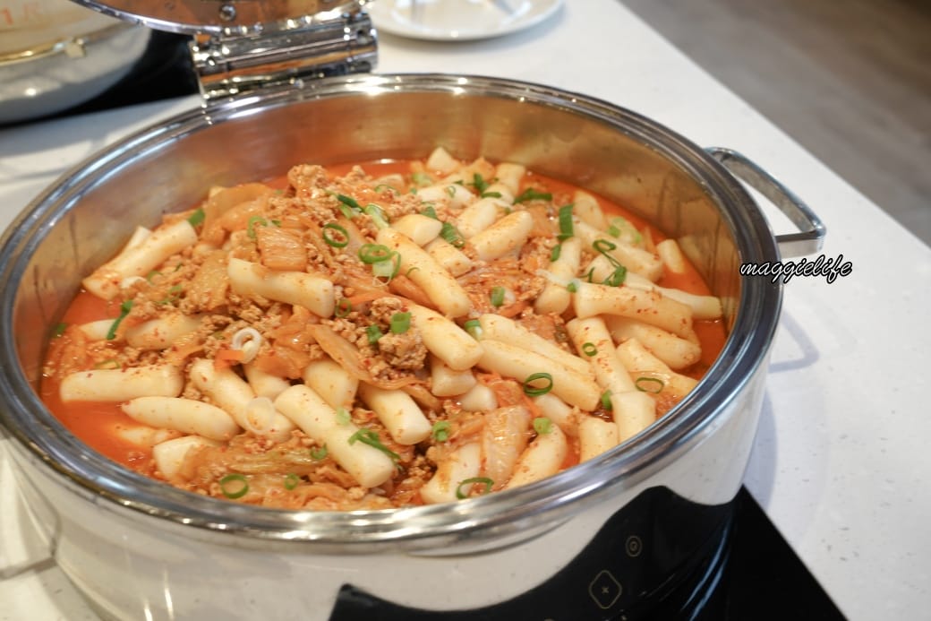 台北吃到飽｜育成蕃薯藤吃到飽還可以做公益，滷豬腳超級好吃，來支持慢飛小天使，內有影片