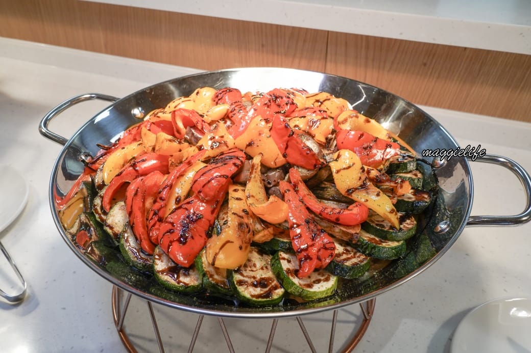 台北吃到飽｜育成蕃薯藤吃到飽還可以做公益，滷豬腳超級好吃，來支持慢飛小天使，內有影片