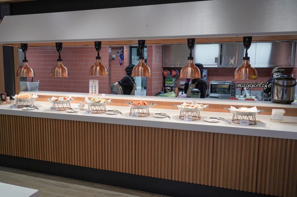 台北吃到飽｜育成蕃薯藤吃到飽還可以做公益，滷豬腳超級好吃，來支持慢飛小天使，內有影片