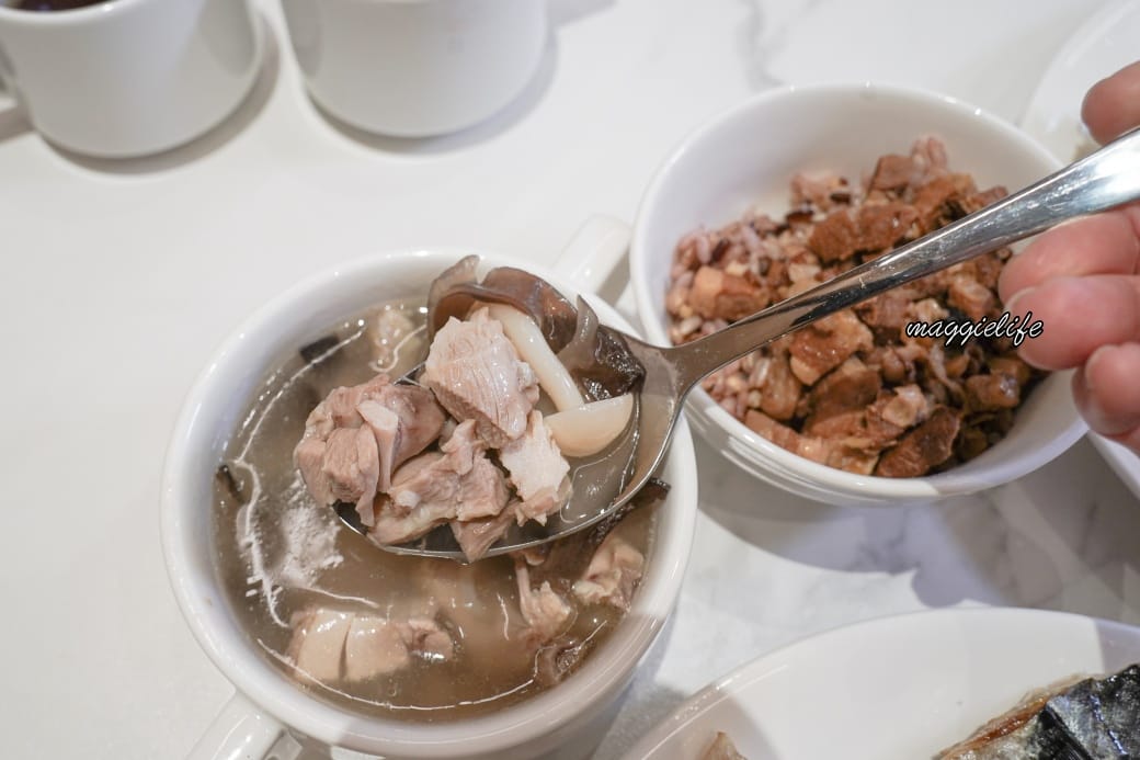 台北吃到飽｜育成蕃薯藤吃到飽還可以做公益，滷豬腳超級好吃，來支持慢飛小天使，內有影片