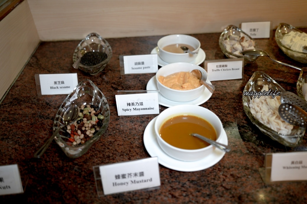 台北兄弟飯店薔薇廳輕食下午茶吃到飽，只要450，吃的到超夯的波奇碗、藍莓碗多種熱食冷盤沙拉