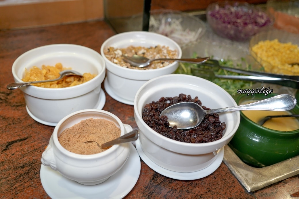 台北兄弟飯店薔薇廳輕食下午茶吃到飽，只要450，吃的到超夯的波奇碗、藍莓碗多種熱食冷盤沙拉