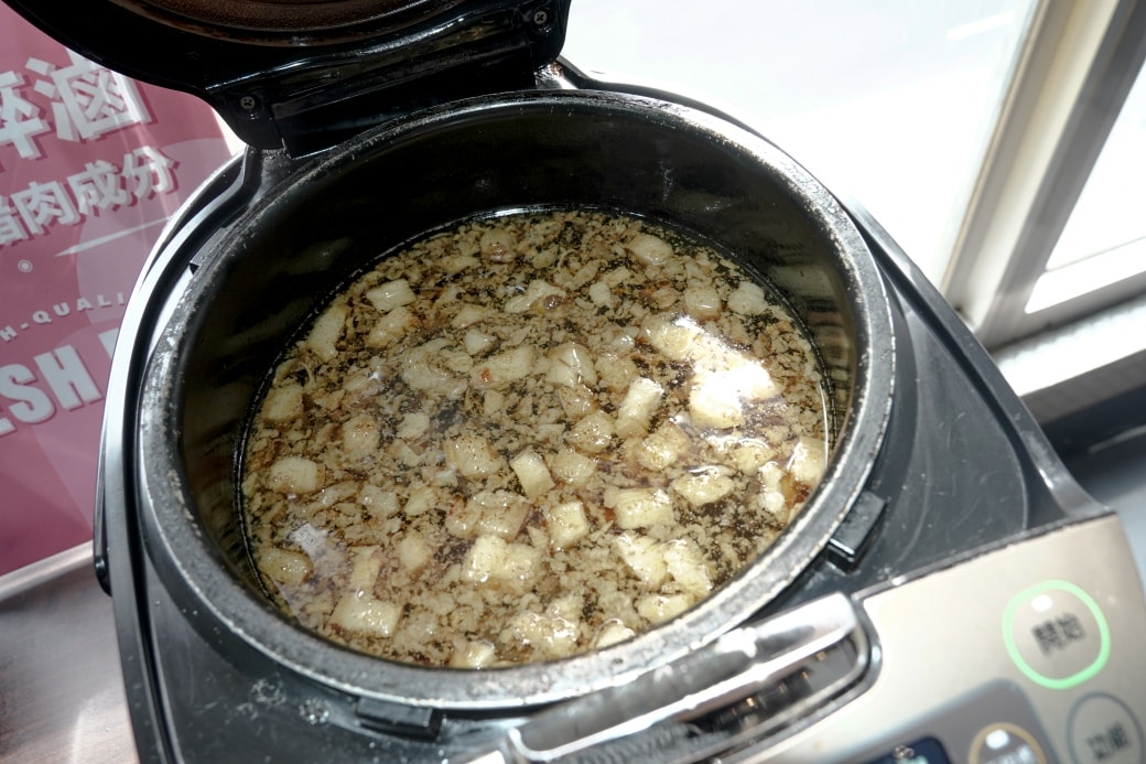 肉多多火鍋｜不限時間吃到飽只要299起，平日假日都有，還有路易莎咖啡可以喝！