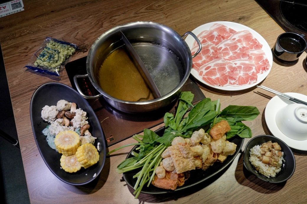 肉多多火鍋｜不限時間吃到飽只要299起，平日假日都有，還有路易莎咖啡可以喝！
