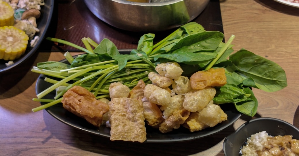 肉多多火鍋｜不限時間吃到飽只要299起，平日假日都有，還有路易莎咖啡可以喝！