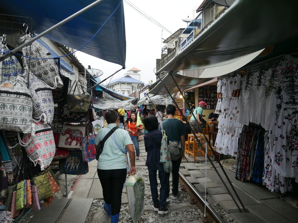 泰國｜曼谷美功鐵道市場，攤販穿過鐵道的奇景，泰國曼谷必遊景點，交通，優惠票券怎麼訂 @瑪姬幸福過日子
