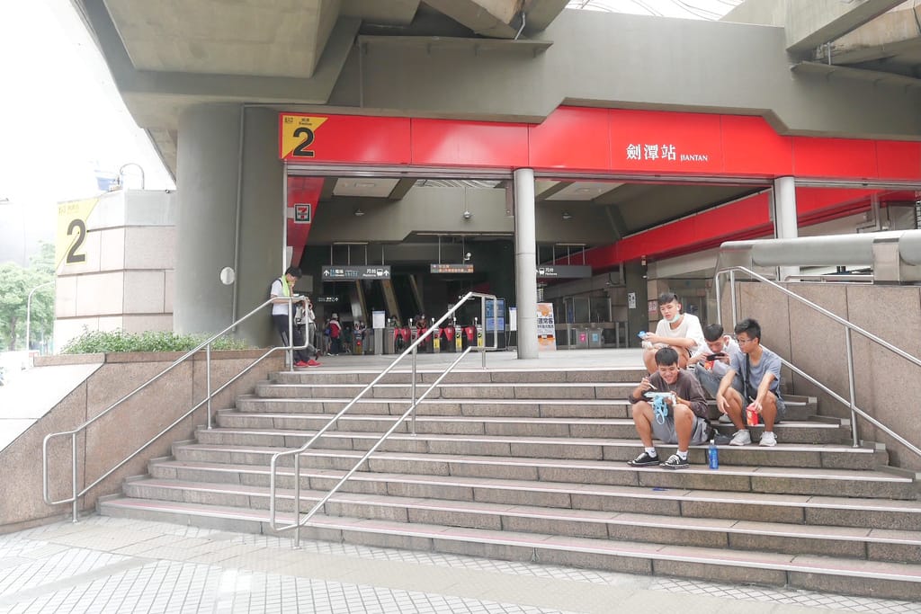 台北劍潭山親山步道，老地方觀機平台，180度鳥瞰市景看飛機，捷運劍潭站市中心旁的步道！ @瑪姬幸福過日子