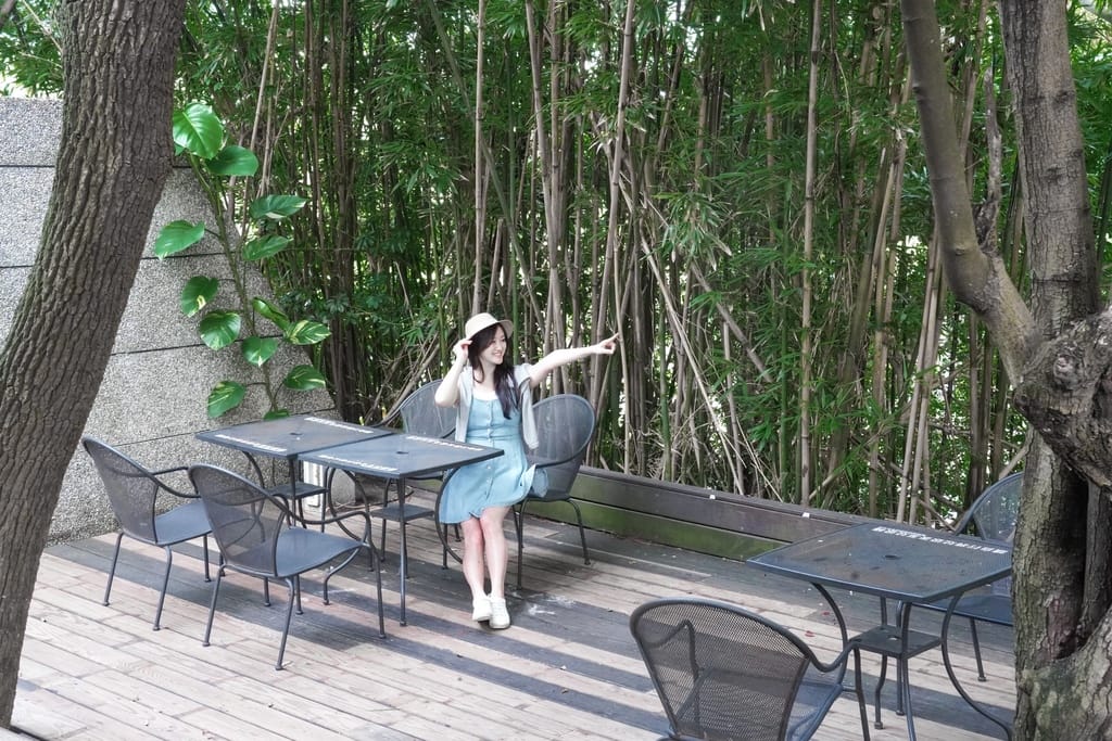 淡水咖啡｜媽媽嘴咖啡淡水樂活店，獨棟隱匿在樹林之中的森林系不限時咖啡廳，療癒系陽光玻璃屋，超好拍！ @瑪姬幸福過日子